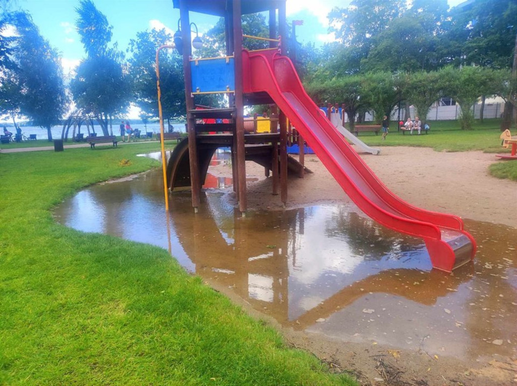 Kałuże po deszczu na placu zabaw nad Jez. Drwęckim