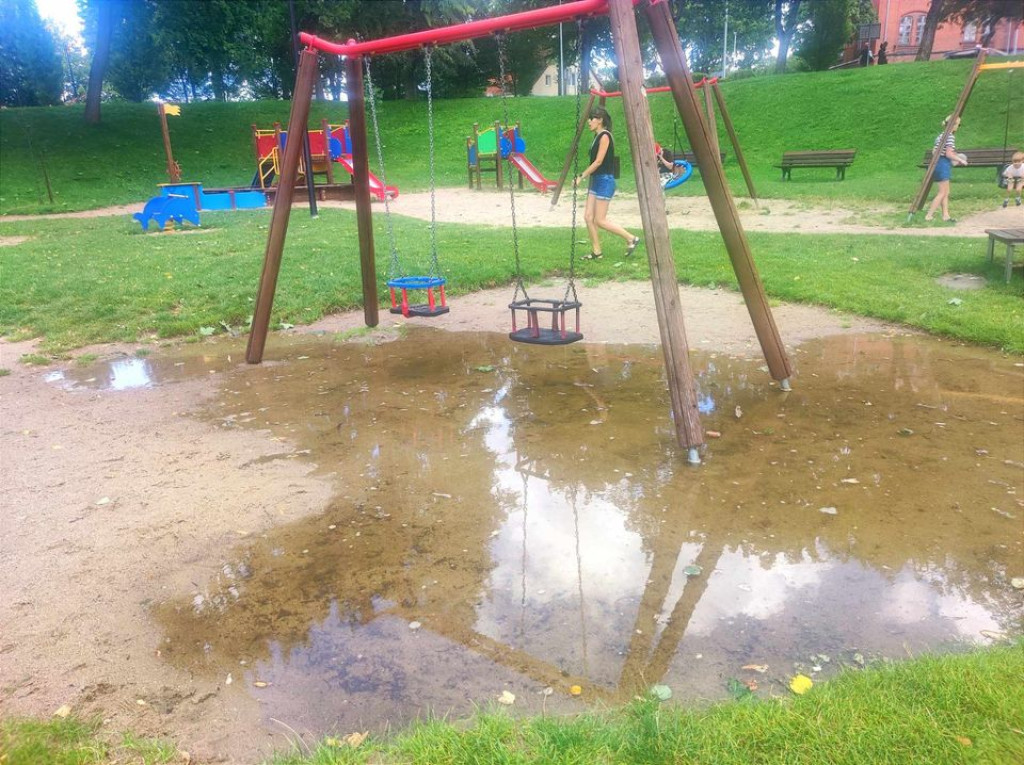 Kałuże po deszczu na placu zabaw nad Jez. Drwęckim