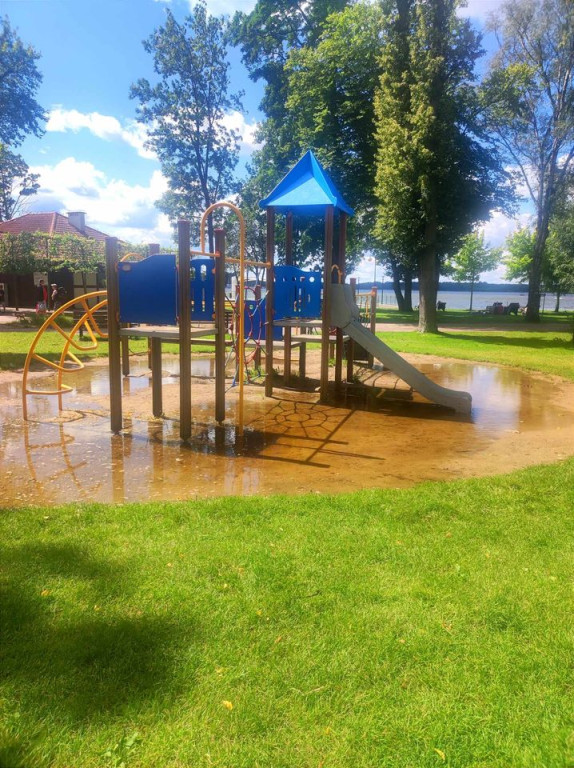 Kałuże po deszczu na placu zabaw nad Jez. Drwęckim