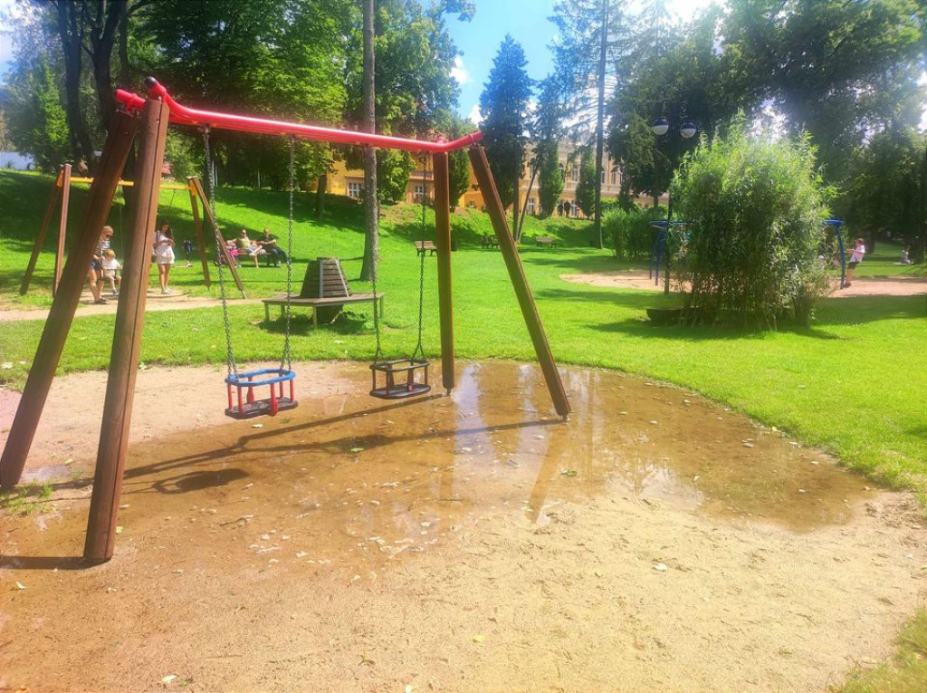 Kałuże po deszczu na placu zabaw nad Jez. Drwęckim