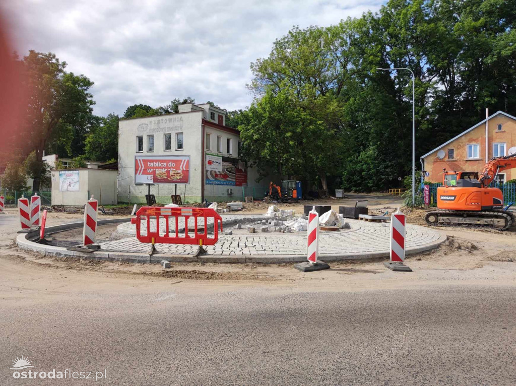 Na rondzie koło Netto w Ostródzie kładą kostkę