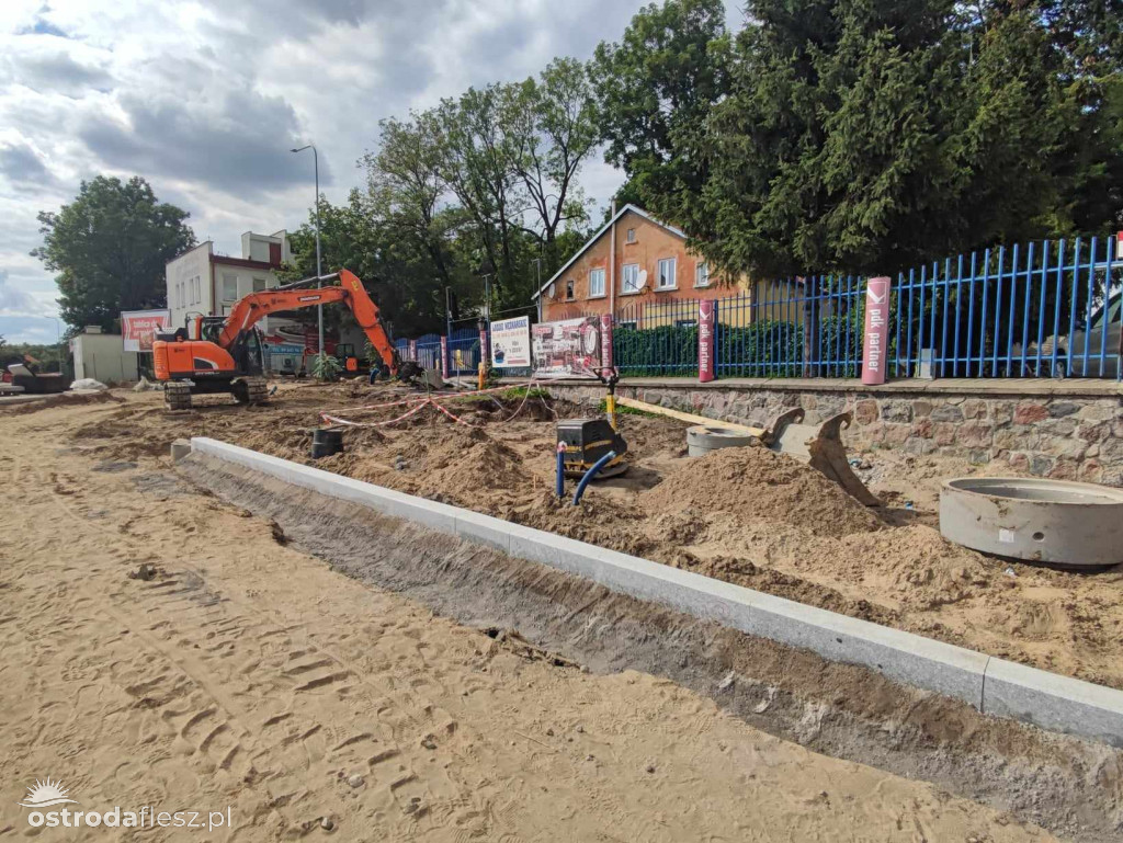 Na rondzie koło Netto w Ostródzie kładą kostkę