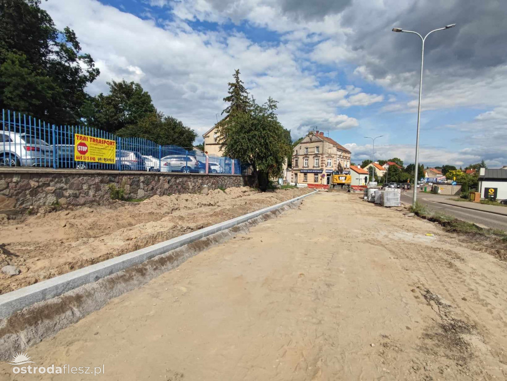 Na rondzie koło Netto w Ostródzie kładą kostkę