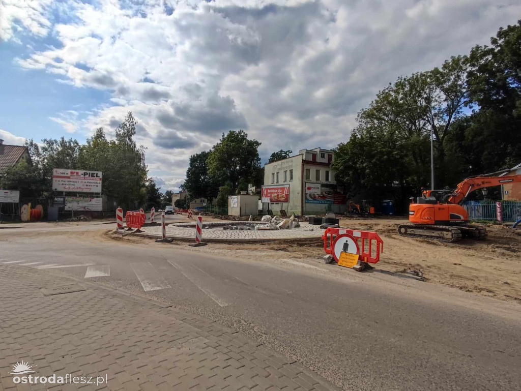 Na rondzie koło Netto w Ostródzie kładą kostkę