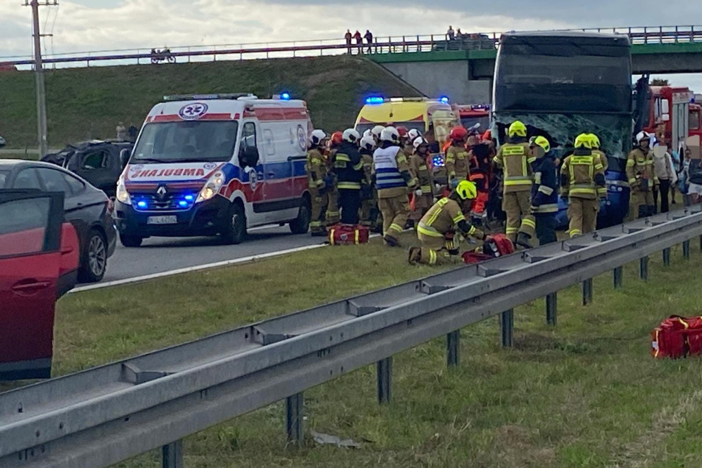 Duży wypadek autobusu i 2 osobówek na S7! Są ranni