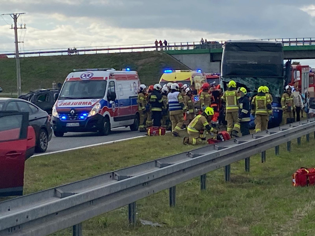Duży wypadek autobusu i 2 osobówek na S7! Są ranni
