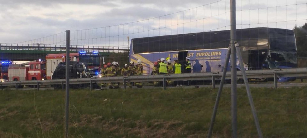 Duży wypadek autobusu i 2 osobówek na S7! Są ranni