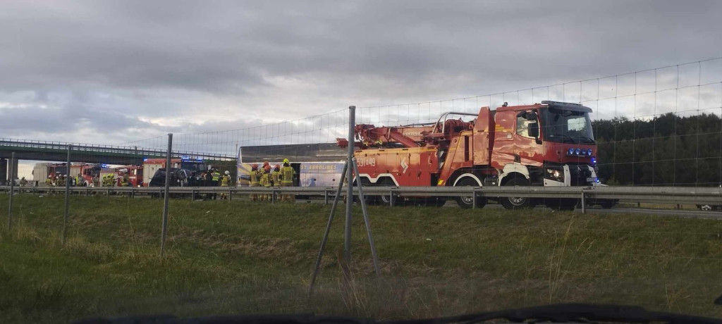 Duży wypadek autobusu i 2 osobówek na S7! Są ranni