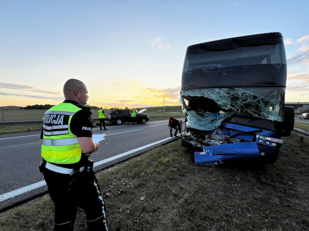 Duży wypadek autobusu i 2 osobówek na S7! Są ranni