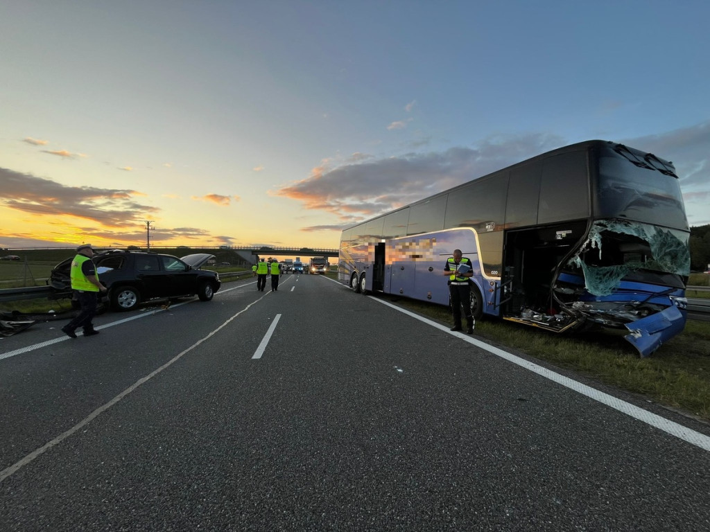 Duży wypadek autobusu i 2 osobówek na S7! Są ranni
