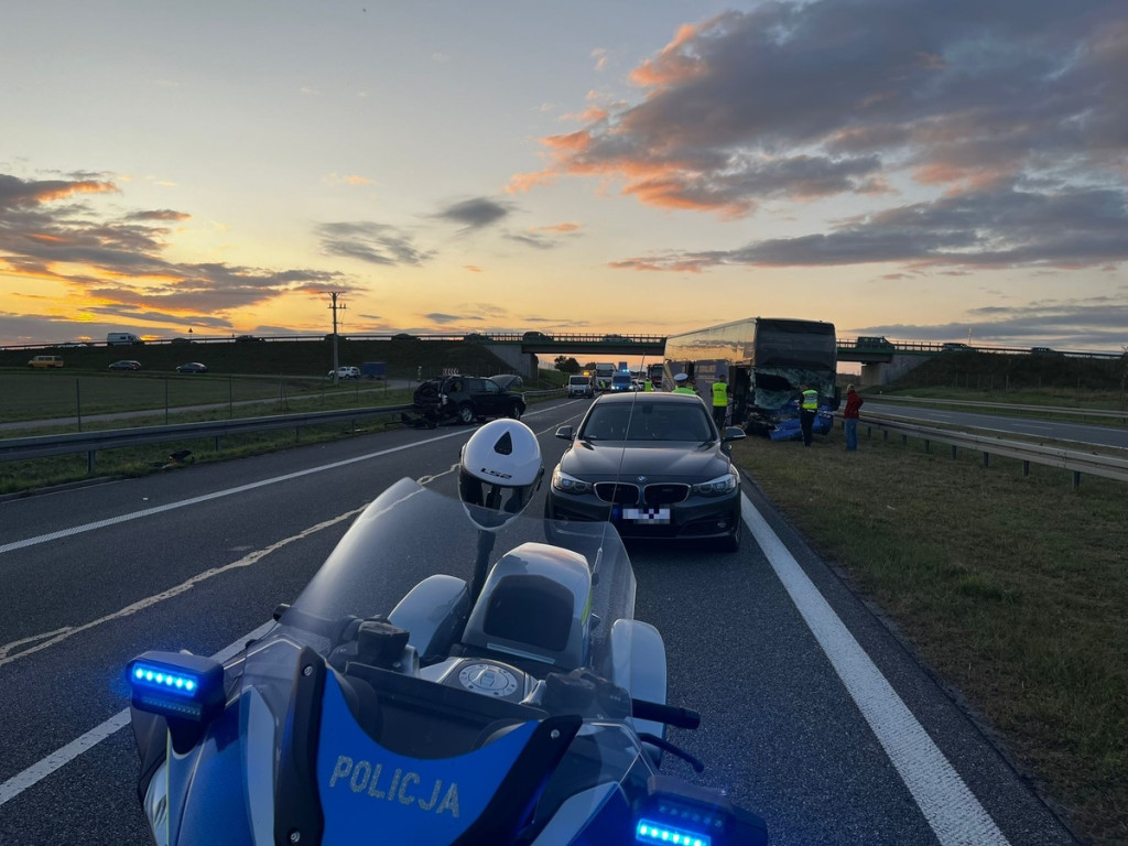 Duży wypadek autobusu i 2 osobówek na S7! Są ranni