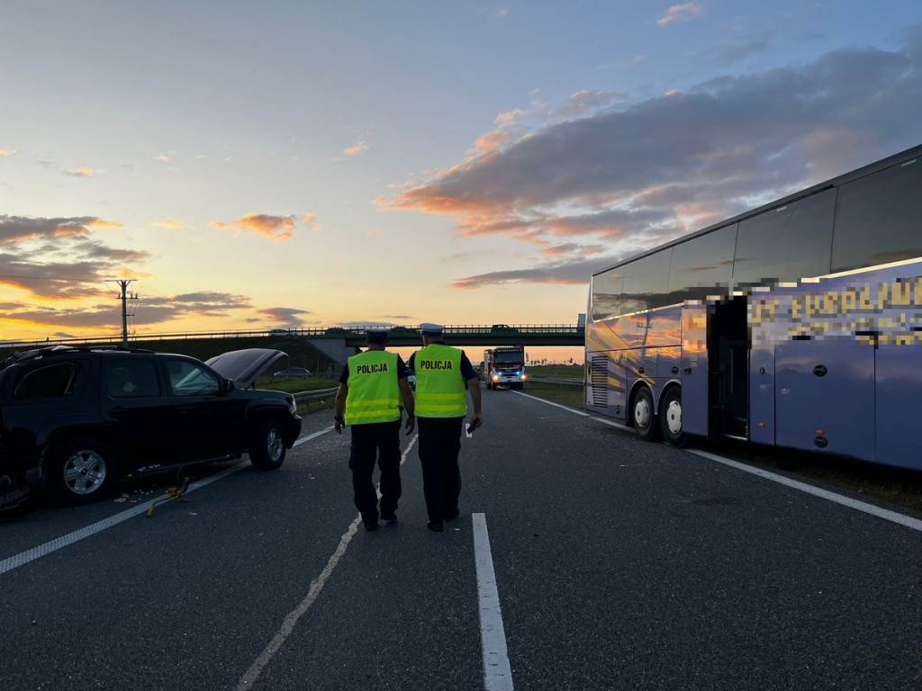 Duży wypadek autobusu i 2 osobówek na S7! Są ranni