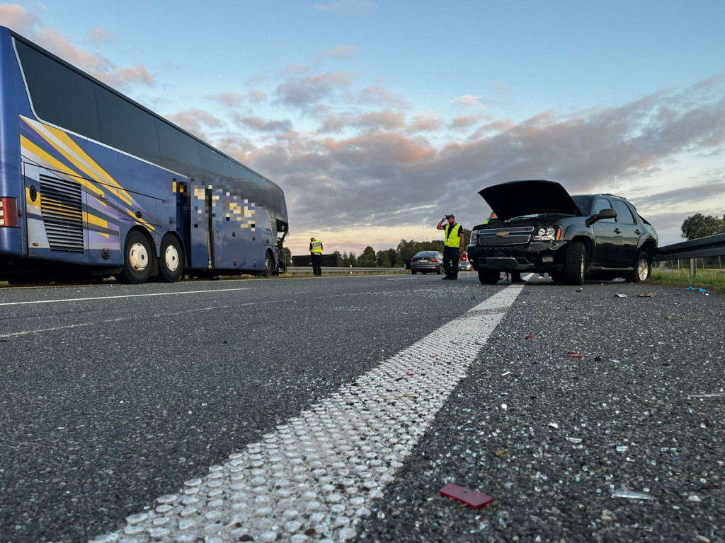 Duży wypadek autobusu i 2 osobówek na S7! Są ranni