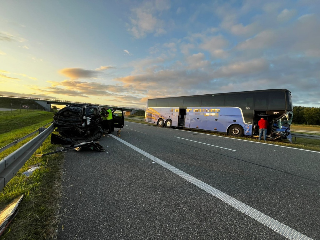 Duży wypadek autobusu i 2 osobówek na S7! Są ranni