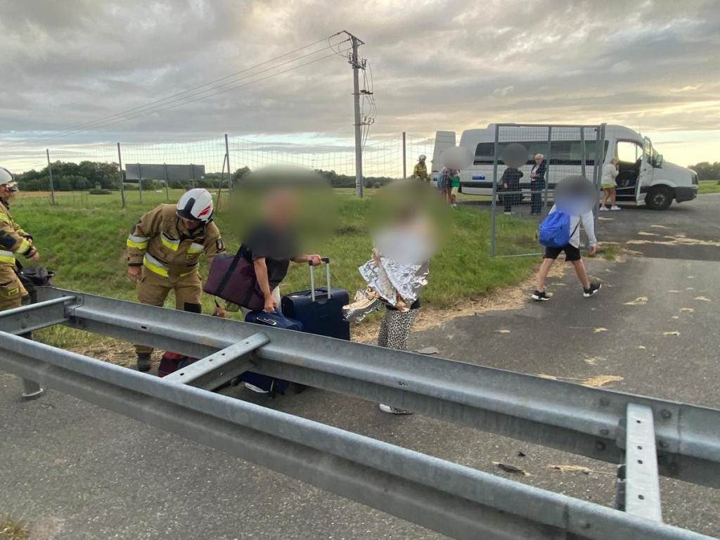 Duży wypadek autobusu i 2 osobówek na S7! Są ranni