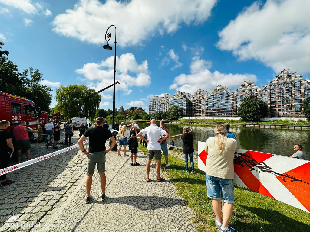 Z dna rzeki wydobyto 2 wraki samochodów