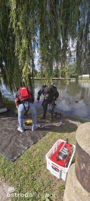 Z dna rzeki wydobyto 2 wraki samochodów