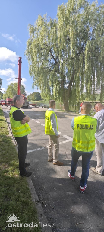 Z dna rzeki wydobyto 2 wraki samochodów