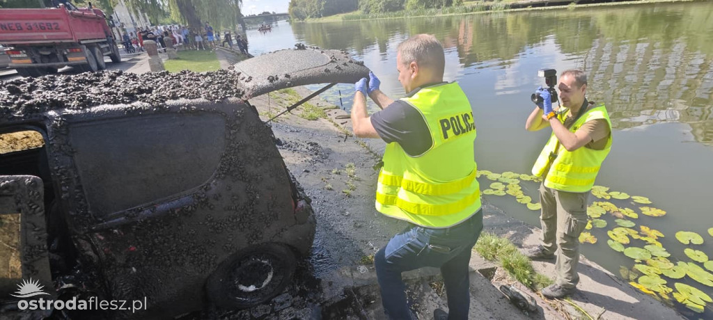 Z dna rzeki wydobyto 2 wraki samochodów