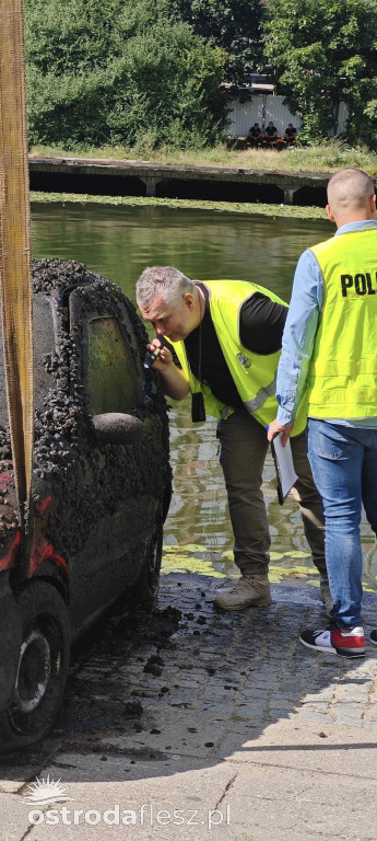 Z dna rzeki wydobyto 2 wraki samochodów
