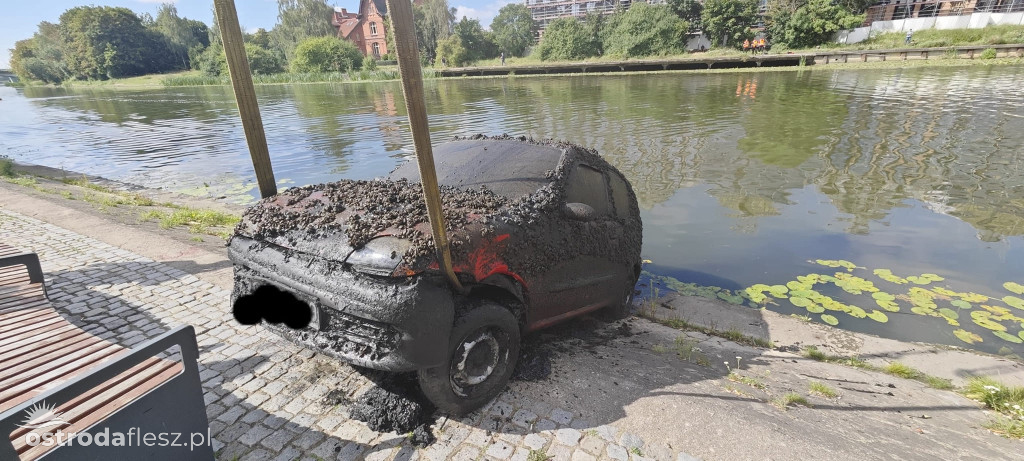 Z dna rzeki wydobyto 2 wraki samochodów