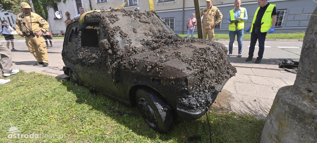 Z dna rzeki wydobyto 2 wraki samochodów