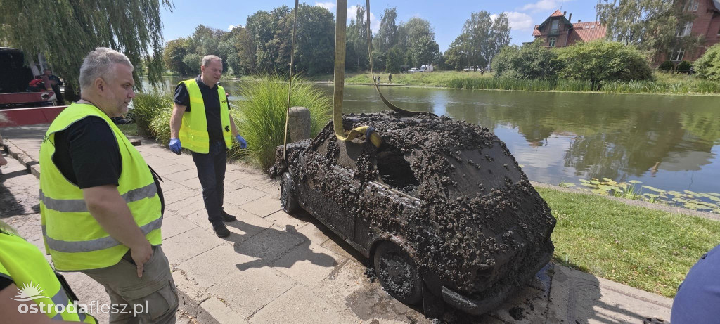 Z dna rzeki wydobyto 2 wraki samochodów