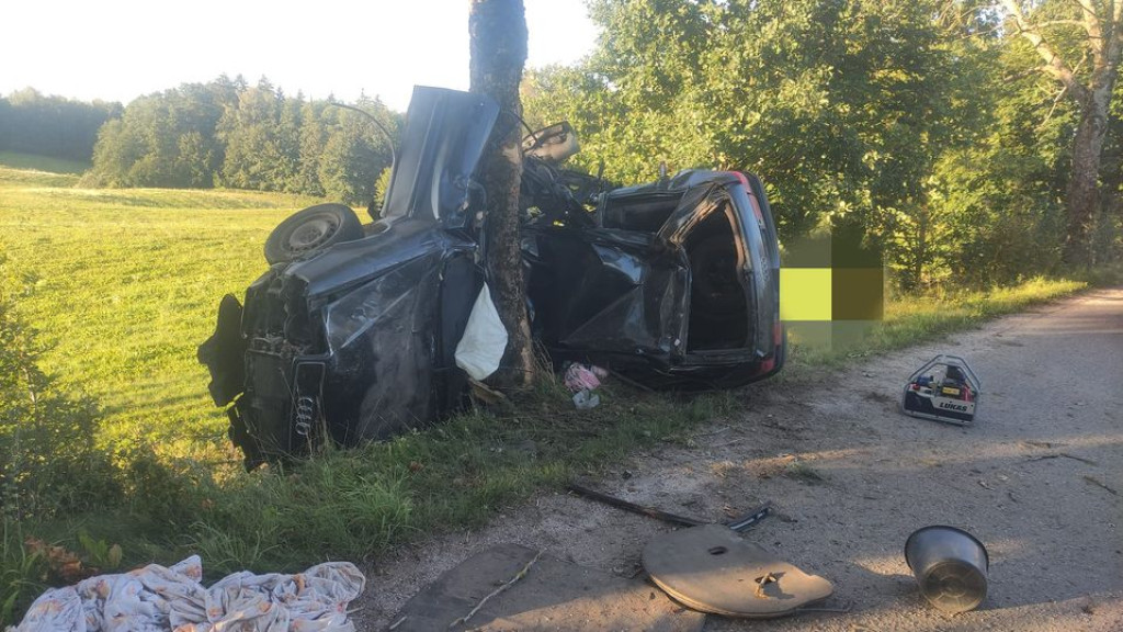 Mężczyzna zginął w wypadku po uderzeniu w drzewo