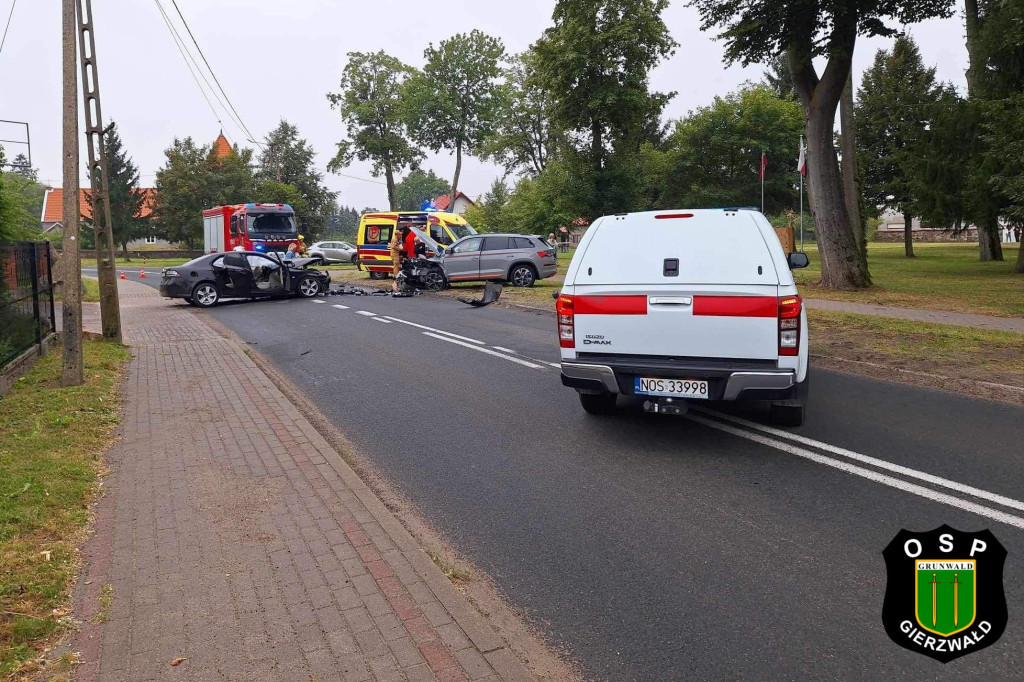 Czołowe zderzenie osobówek w Gierzwałdzie