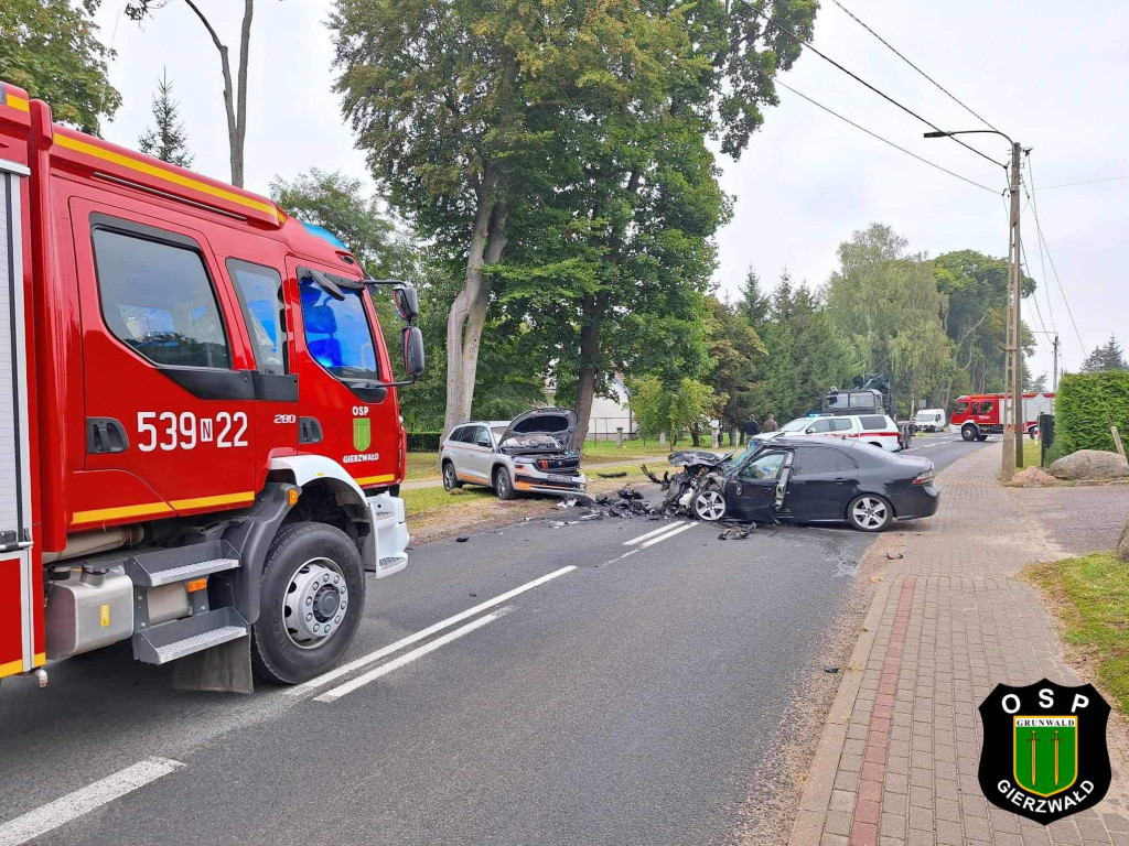 Czołowe zderzenie osobówek w Gierzwałdzie