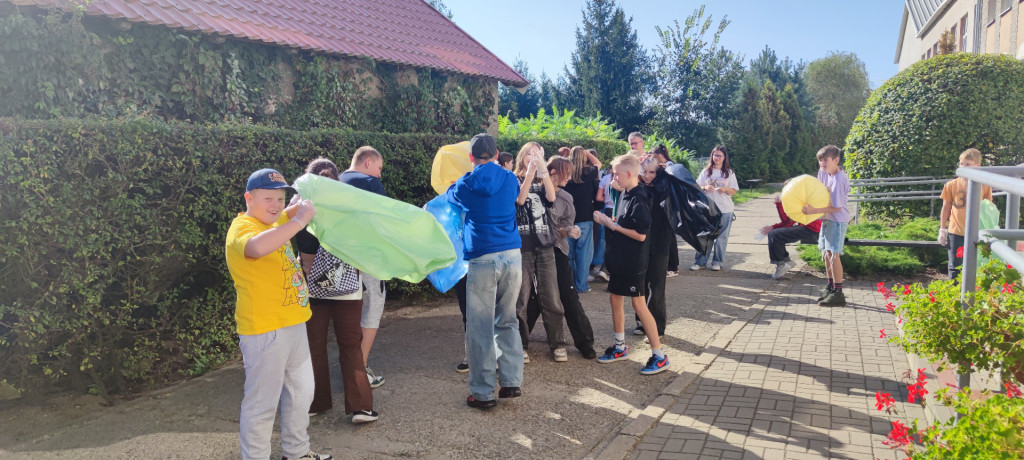 Uczniowie z Samborowa sprzątali swoją okolicę