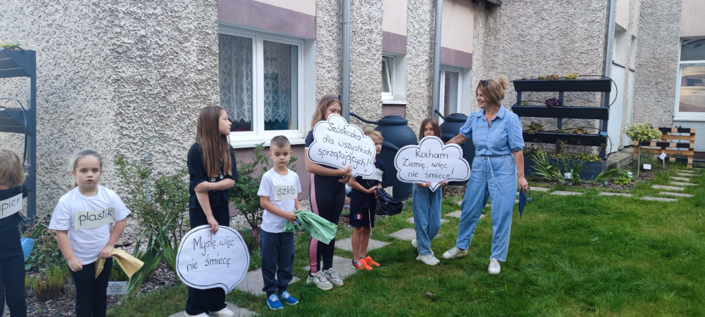 Uczniowie z Samborowa sprzątali swoją okolicę