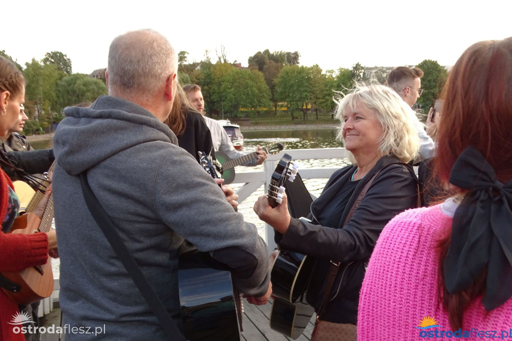 70 gitar zagrało dla powodzian na molo w Ostródzie