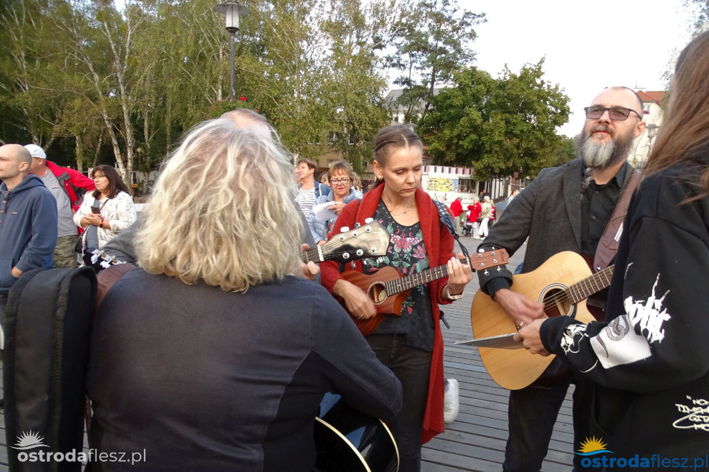 70 gitar zagrało dla powodzian na molo w Ostródzie