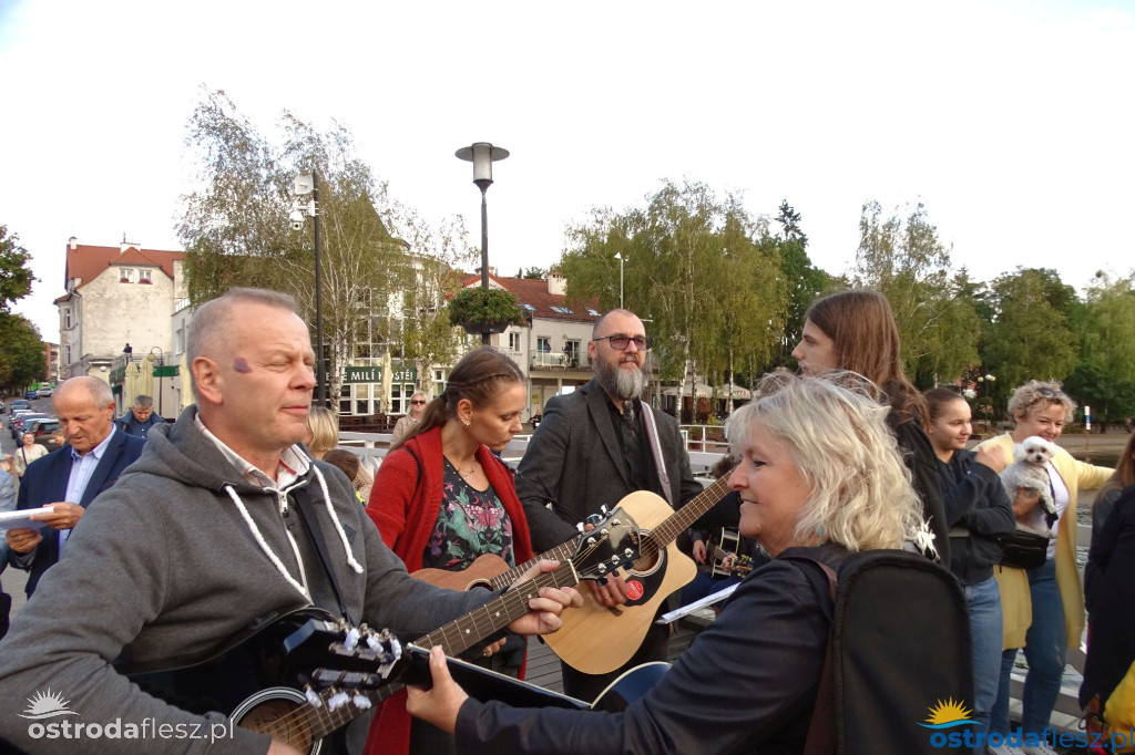 70 gitar zagrało dla powodzian na molo w Ostródzie