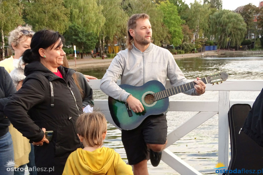 70 gitar zagrało dla powodzian na molo w Ostródzie