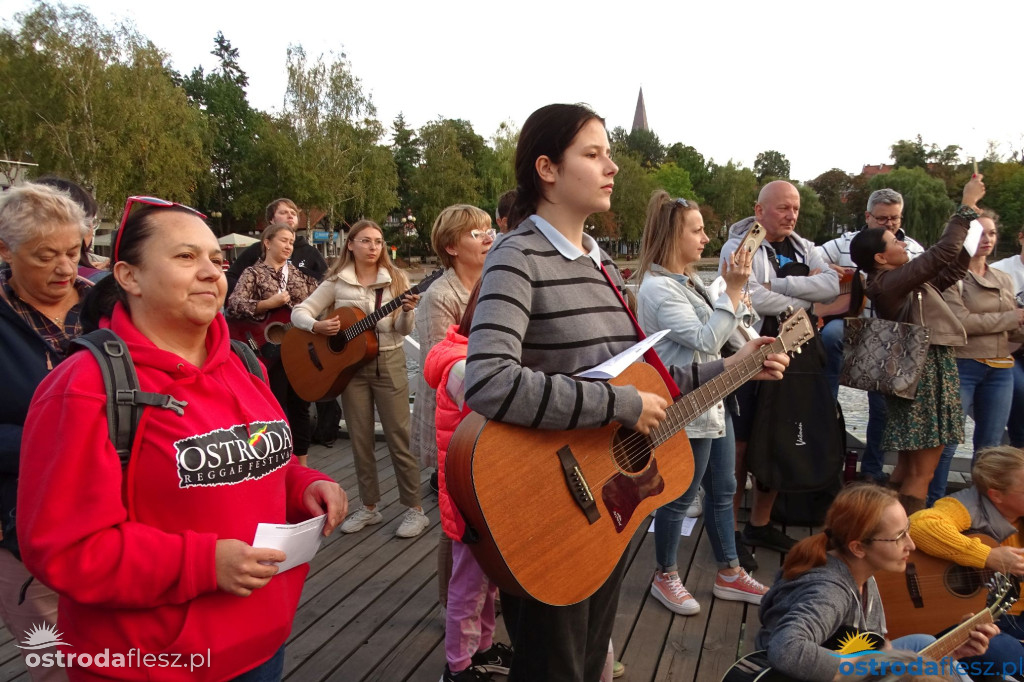 70 gitar zagrało dla powodzian na molo w Ostródzie