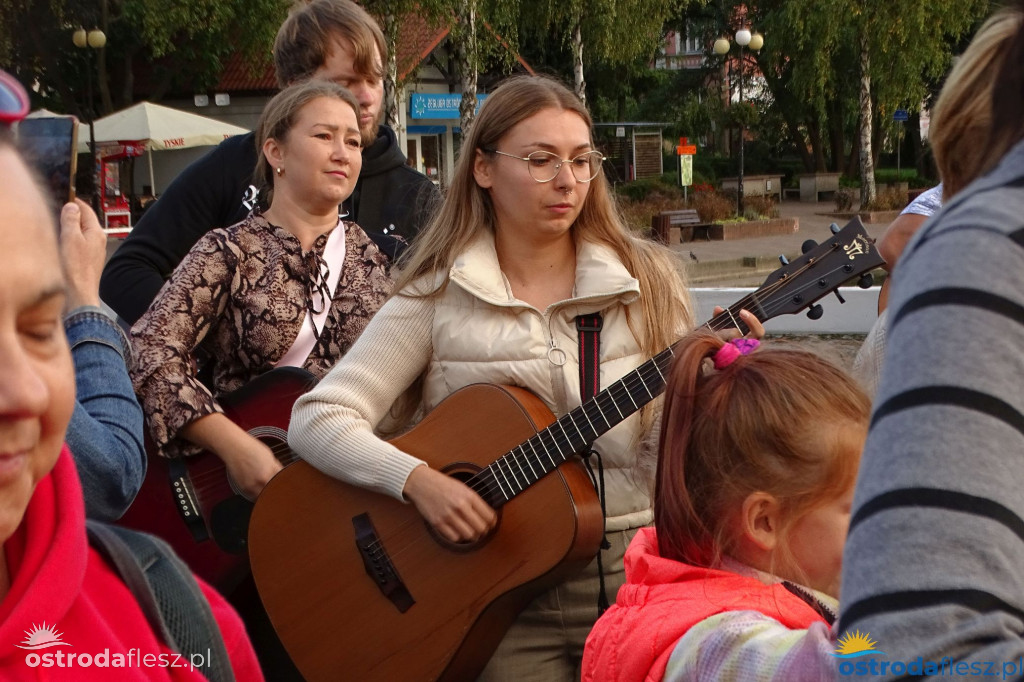 70 gitar zagrało dla powodzian na molo w Ostródzie