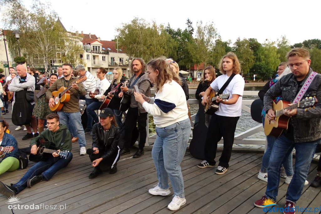 70 gitar zagrało dla powodzian na molo w Ostródzie