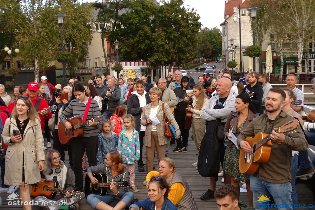 70 gitar zagrało dla powodzian na molo w Ostródzie