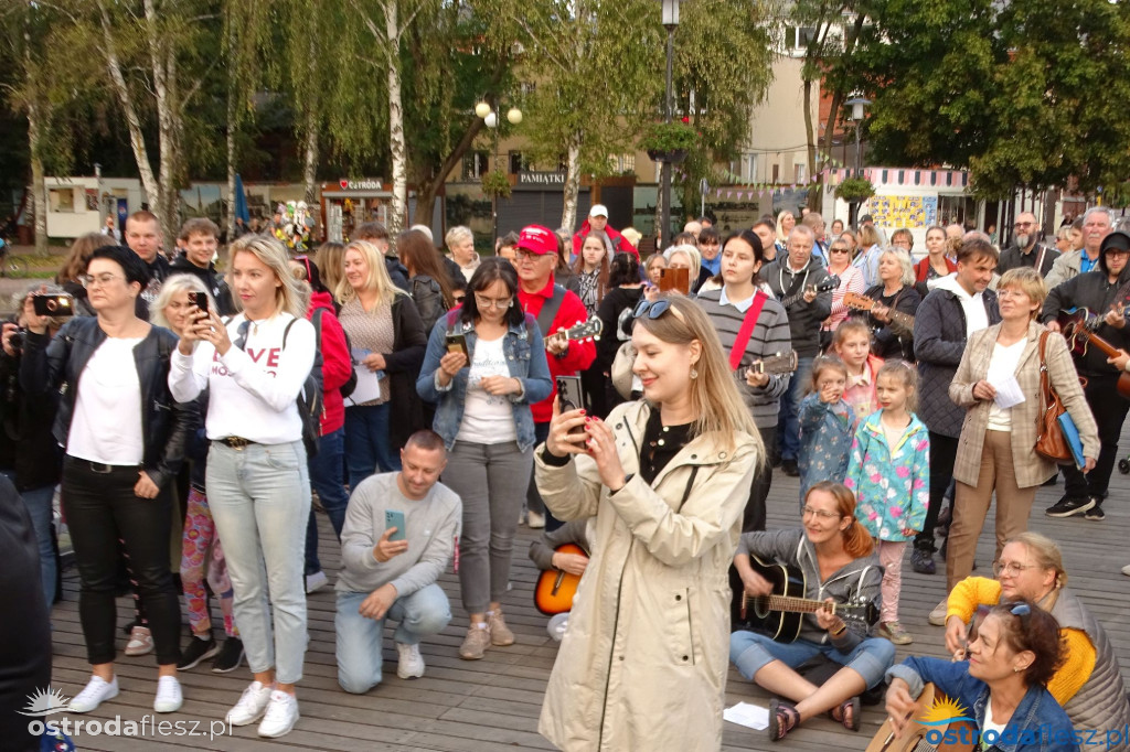 70 gitar zagrało dla powodzian na molo w Ostródzie