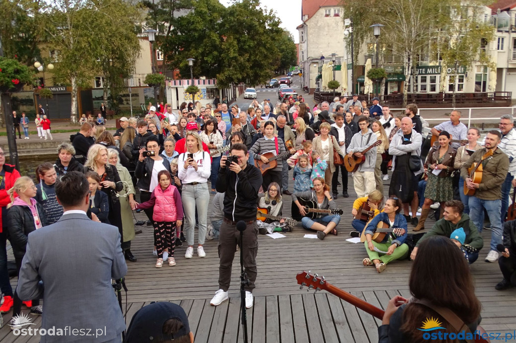 70 gitar zagrało dla powodzian na molo w Ostródzie