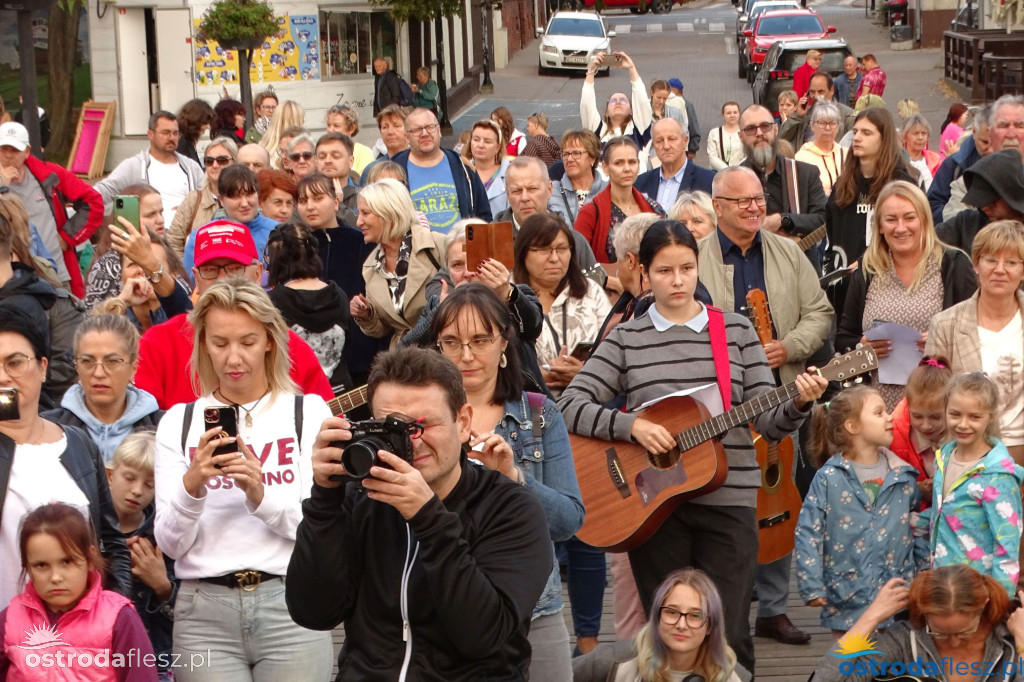 70 gitar zagrało dla powodzian na molo w Ostródzie