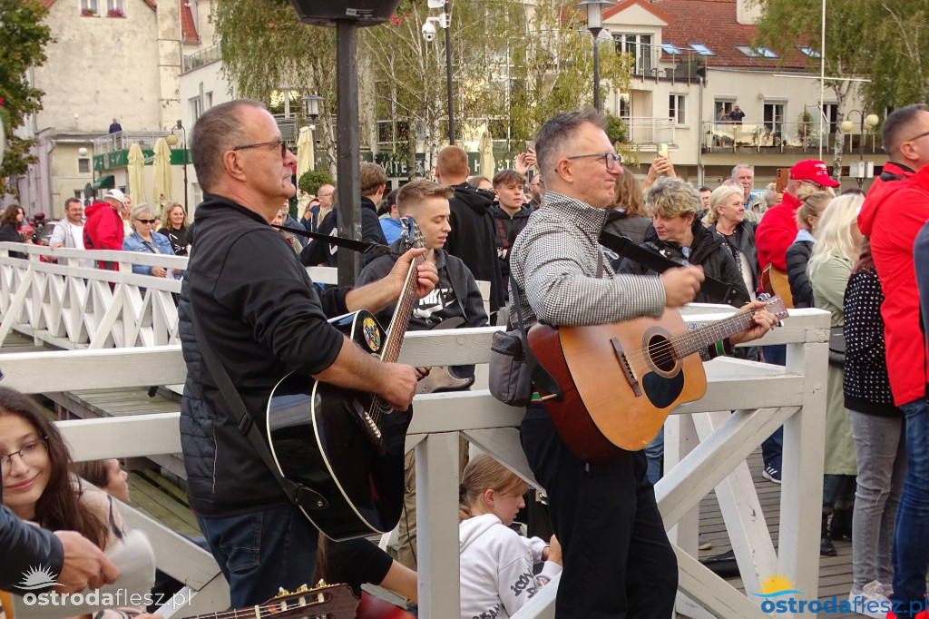 70 gitar zagrało dla powodzian na molo w Ostródzie