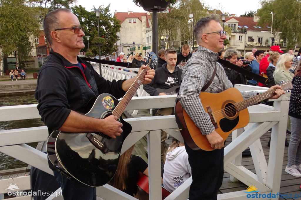 70 gitar zagrało dla powodzian na molo w Ostródzie