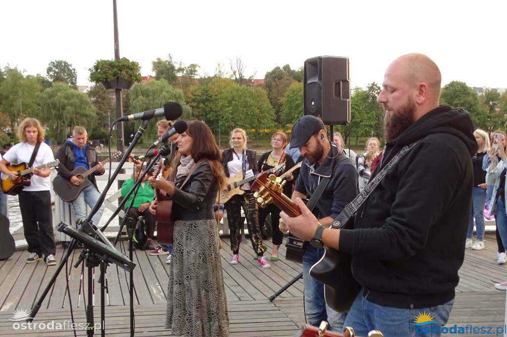 70 gitar zagrało dla powodzian na molo w Ostródzie