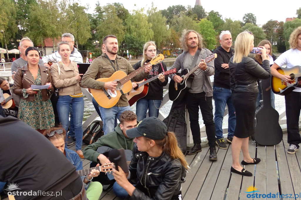 70 gitar zagrało dla powodzian na molo w Ostródzie