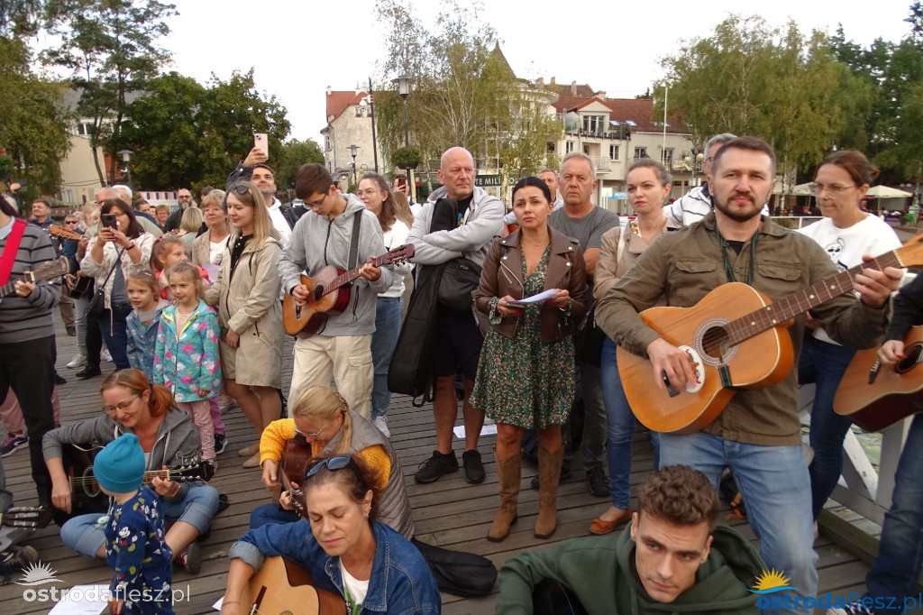 70 gitar zagrało dla powodzian na molo w Ostródzie