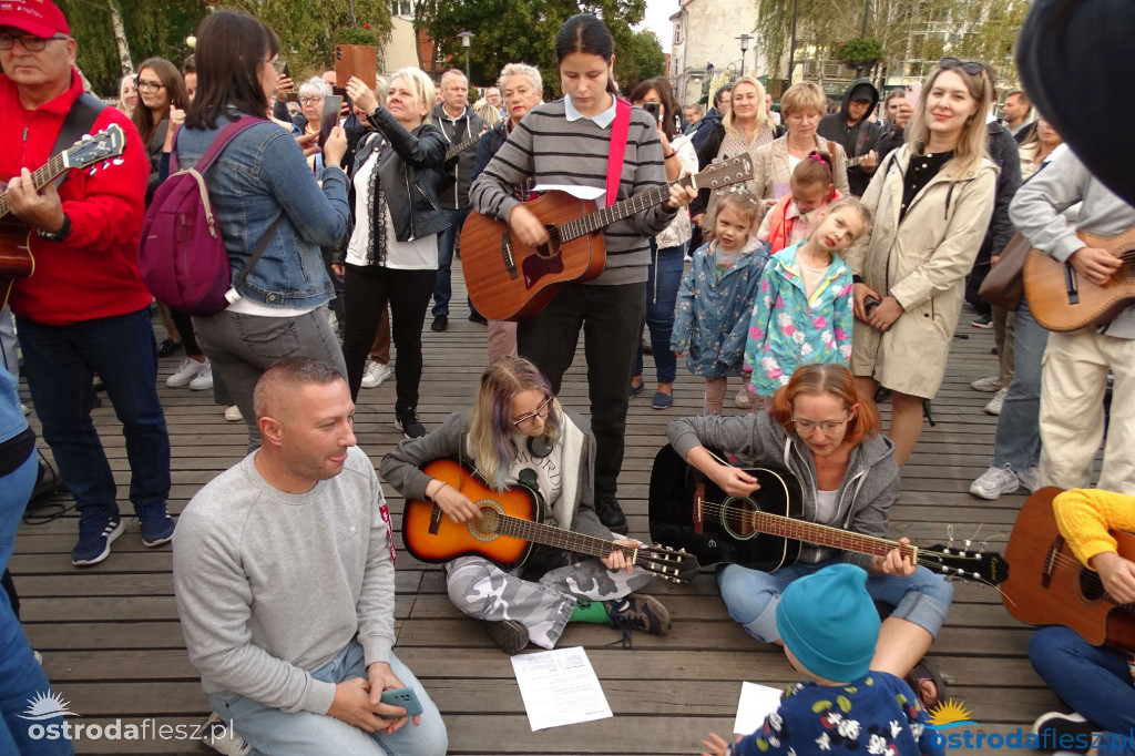 70 gitar zagrało dla powodzian na molo w Ostródzie