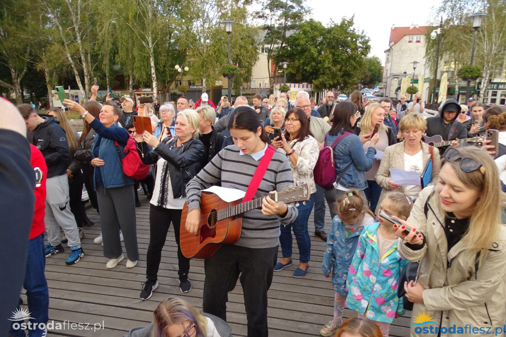 70 gitar zagrało dla powodzian na molo w Ostródzie